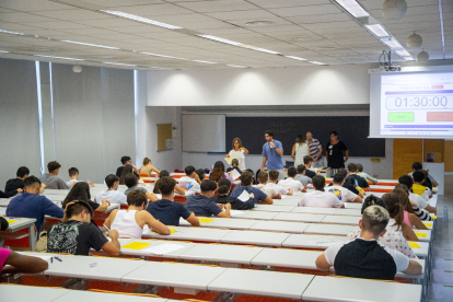 Imatge d’arxiu d’alumnes a punt d’iniciar les proves de selectivitat a la UdL.