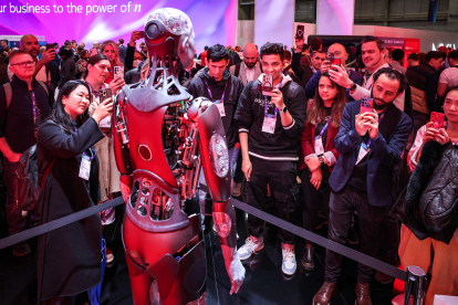 Els assistents al Mobile World Congress fotografiaven ahir un robot en l’obertura del saló a l’Hospitalet de Llobregat.