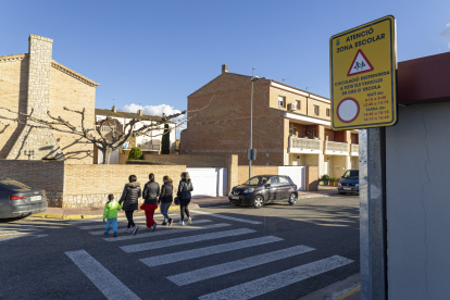 El senyal que indica la restricció de pas a la zona del col·legi de Vila-sana.