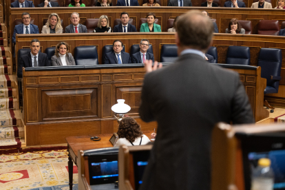 El líder del PP, Alberto Núñez Feijóo, s’adreça a Pedro Sánchez ahir al Congrés.