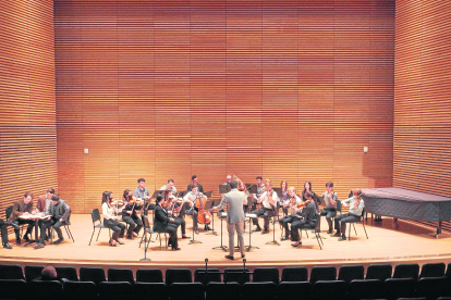 Oriol Sans dirigint l’orquestra d’estudiants de la Universitat de Michigan.