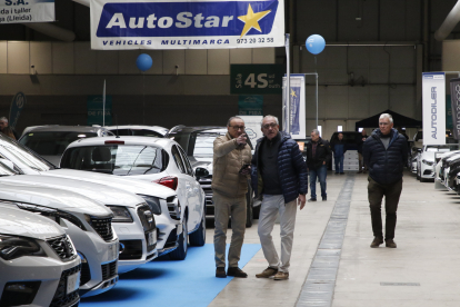 Visitants ahir davant de vehicles en venda a Lleida Ocasió. 