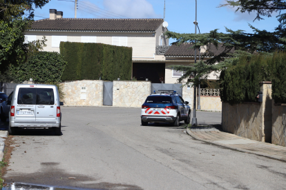 Imatge d’un cotxe patrulla dels Mossos d’Esquadra ahir al carrer Castell Formós.