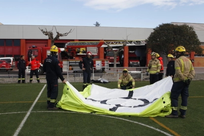 Els Bombers de Lleida ja compten amb el primer matalàs de salt per a rescats