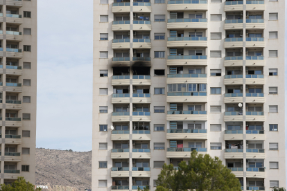 Les flames van afectar un pis de l’onzena planta de l’edifici.