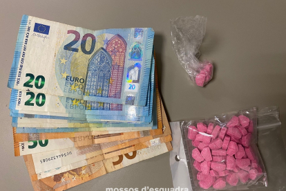 Imatge de les 80 pastilles de MDMA i els diners decomissats.