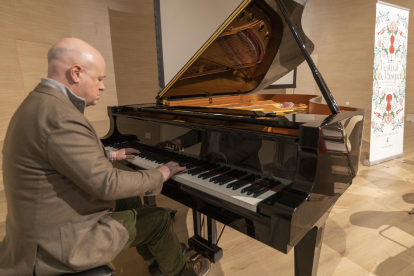 El pianista Albert Guinovart va posar la nota musical en la presentació ahir del Festival de Pasqua.