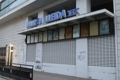 L’entrada encara conserva cartells de pel·lícules de quan va tancar.