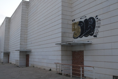 L’entrada encara conserva cartells de pel·lícules de quan va tancar.