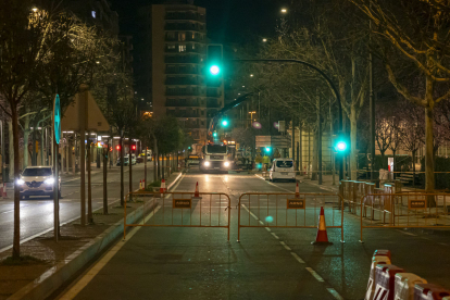 Un camió grua ahir a la nit a Rovira Roure.