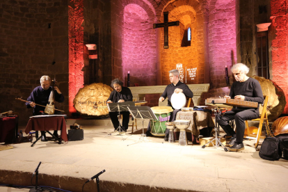 Jordi Savall, a l’esquerra, al capdavant d’Hespèrion XXI, ahir a la col·legiata de Sant Pere de Ponts.