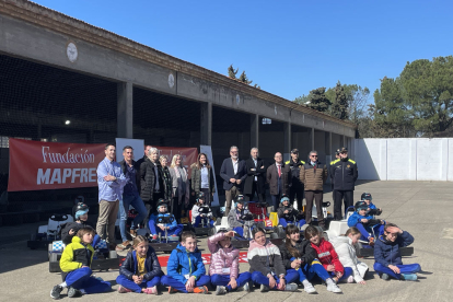 Representants de les institucions amb els alumnes de cinquè de Primària del col·legi Episcopal.