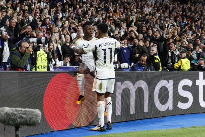 Vinícius celebra el seu gol amb Bellingham, que va ser el que li va fer la passada.