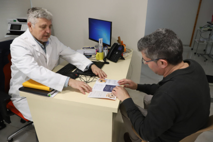 El doctor Fernando Pifarré atenent ahir un pacient.