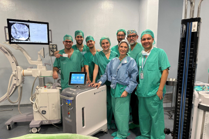 L’equip del servei d’Urologia de l’hospital Arnau de Vilanova amb el nou làser de fibra de tuli.