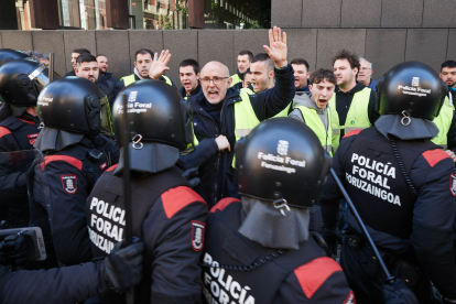 Pagesos protestant contra el cordó policial a Navarra.