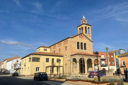 L’edifici de la rectoria és al costat de l’església parroquial de Penelles.