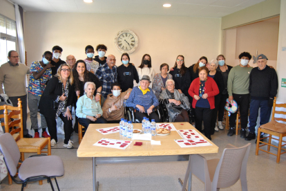 Foto de grup dels alumnes i residents que dimarts passat van participar en el bingo musical a la residència d’Artesa de Segre.