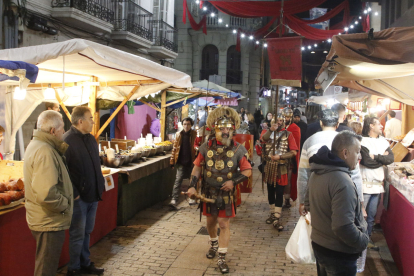 La sisena edició del Mercat Romà de Remolins durarà fins demà amb desenes d’activitats.