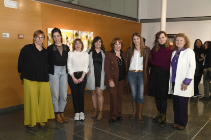 Un moment de la inauguració de l’exposició ‘Dona i Terra’, ahir a l’Espai Cavallers de Lleida.