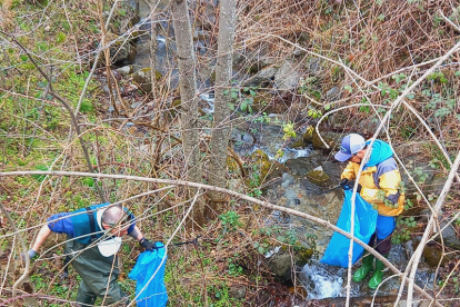 Voluntaris recullen 21,5 quilos de deixalles al barranc de Santa Anna de Sort