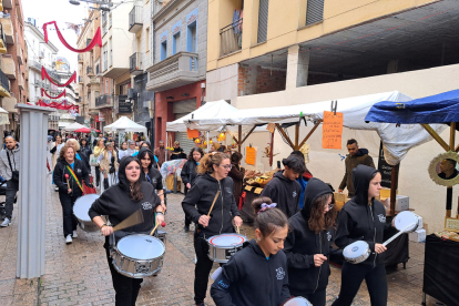 Una batucada va amenitzar les últimes hores del Mercat Romà de Remolins i Democràcia.