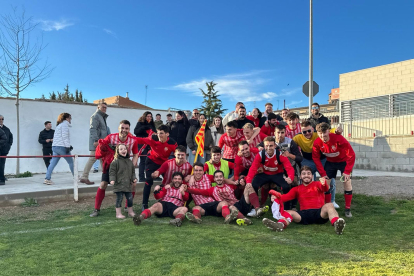 Els jugadors locals van celebrar el triomf amb la seua afició.