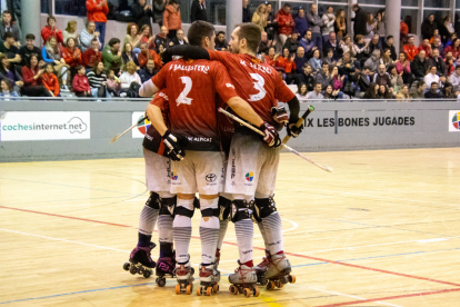 Jugadors de l’Alpicat celebren un gol en un partit recent.