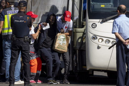 Sanitaris amb un migrant rescatat al port d’Arguineguín.