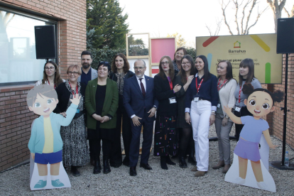 Les autoritats, amb l’equip de professionals de la casa Barnahus de Lleida, ahir durant la inauguració oficial del centre.