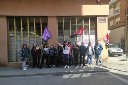 Els treballadors, davant del departament de Treball a Lleida.