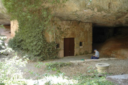 L’ermita de Sant Joan de Juncosa, construïda en pedra seca dins d’una balma.
