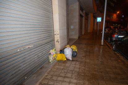 Imatge d’arxiu de bosses d’escombraries esperant ser recollides amb el porta a porta a Pardinyes.