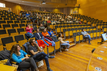 Ponents (en primer terme) i alumnes de tres instituts lleidatans, ahir al campus de Cappont de la UdL.