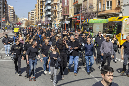 Funcionaris de presons es van manifestar ahir des de la presó, passant per l’avinguda Balmes, fins a arribar a la delegació del Govern.