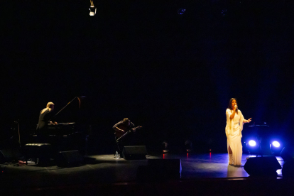 La portuguesa Lina va presentar ahir al Teatre de l’Escorxador el seu nou disc, ‘Fado Camôes’.