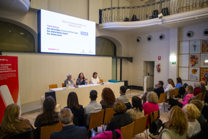 Un moment de la taula redona a la Sala Alfred Perenya amb la directora de SEGRE, Anna Sàez.