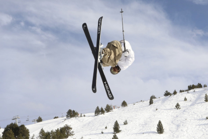 Un dels participants de la modalitat de snowboard.