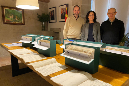 Imma Nadal, al centre, ha cedit a l’Arxiu del Solsonès més de 6.000 documents històrics.