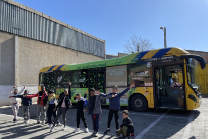 Els estudiants de tercer del col·legi Príncep de Viana en la iniciativa escolar ‘Puja a l’autobús’.