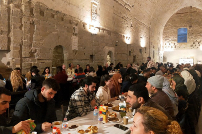 Unes dos-centes persones van acudir ahir a la Seu Vella per celebrar el tercer iftar per a la convivència.