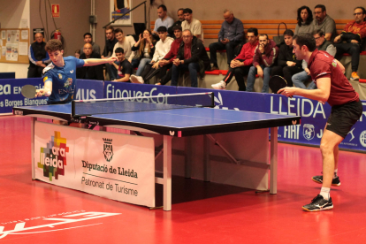 Norbert Tauler, a l’esquerra, en un dels dos partits que va jugar ahir.