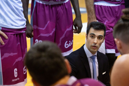 Gerard Encuentra dona instruccions als jugadors, dimecres contra el San Pablo Burgos.