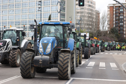 Columna de tractors durant una altra jornada de protestes d’agricultors i ramaders a Valladolid.