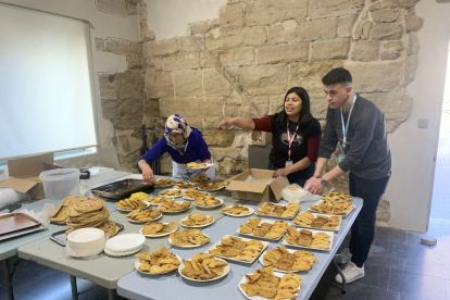 Membres d’IntegraLleida van preparar menjar i van celebrar aquest divendres un iftar comunitari.