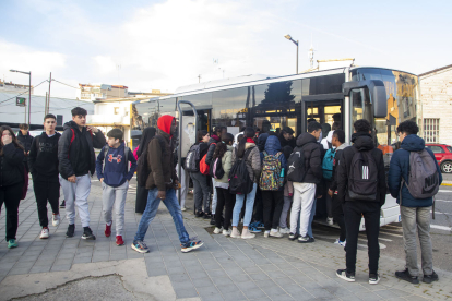 Joves a la parada del bus de la capital de la Noguera de l’institut Ciutat de Balaguer, situada al carrer Noguera Pallaresa.