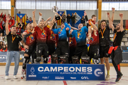 Els jugadors de l’Alpicat celebren el títol de campions després de derrotar el Lloret.