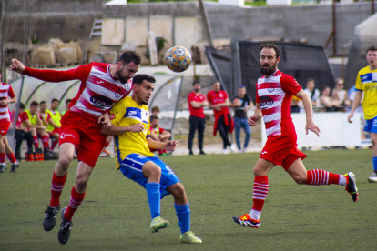 Un jugador de l’Almacelles remata davant d’un rival.