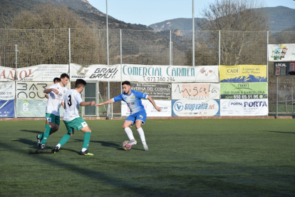 Un jugador de la Seu controla la bimba pressionat per dos homes del Balàfia.