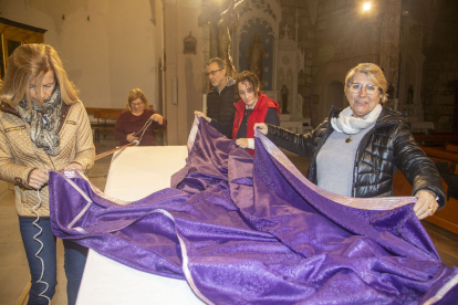 Preparant les estovalles que aquests dies decoren l’altar principal.